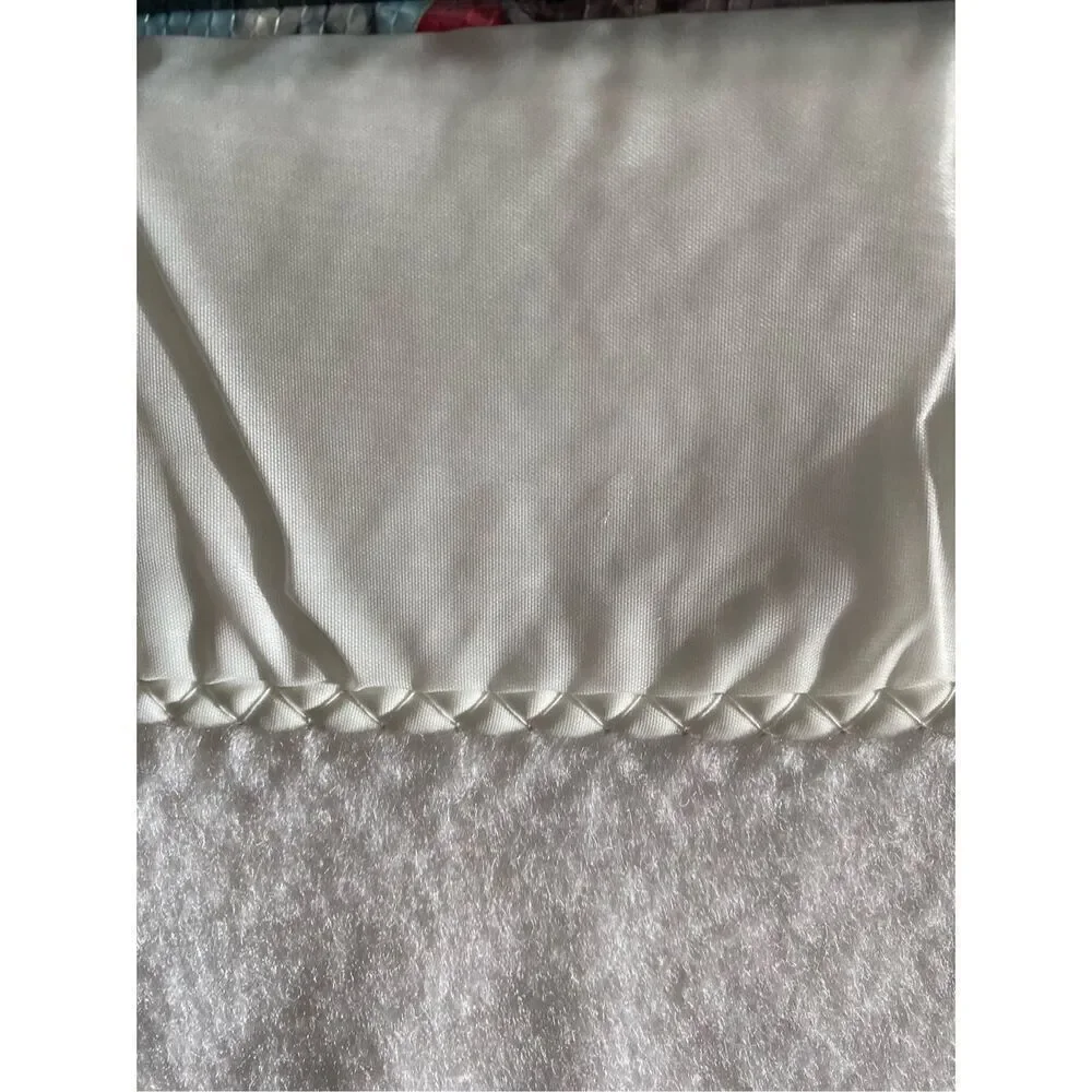 Quiltex NWOT vintage white floral, print satin trim, blanket ￼￼